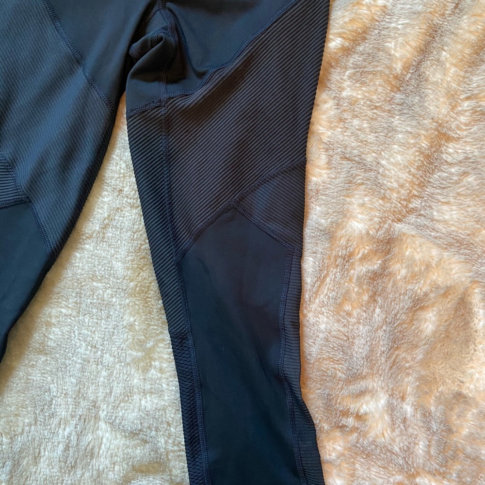 New with Tags! Champion black cropped leggings - Picture 5 of 8